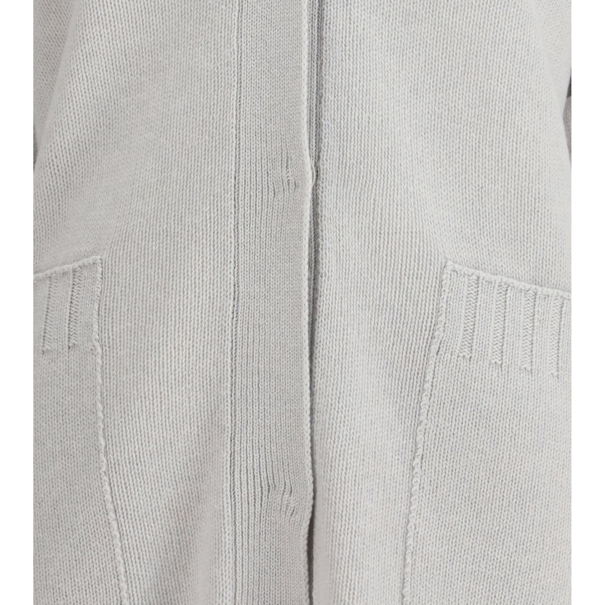 Cardigan in fine knit with a V-neckline