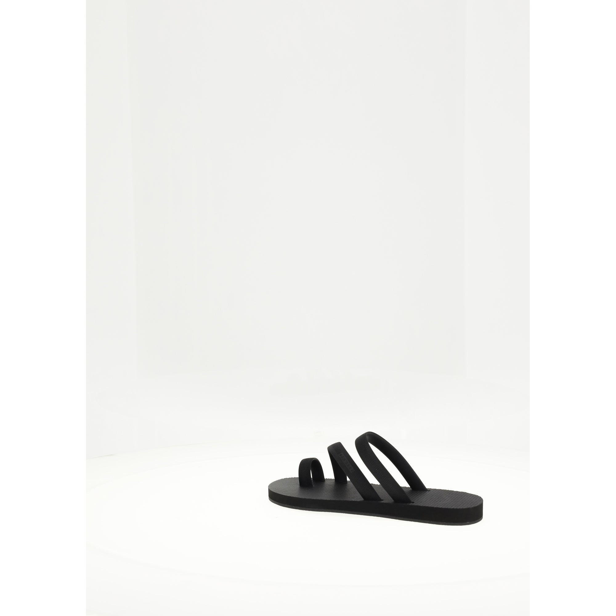 FLIP-FLOP WITH ASYMMETRIC CAGED UPPER