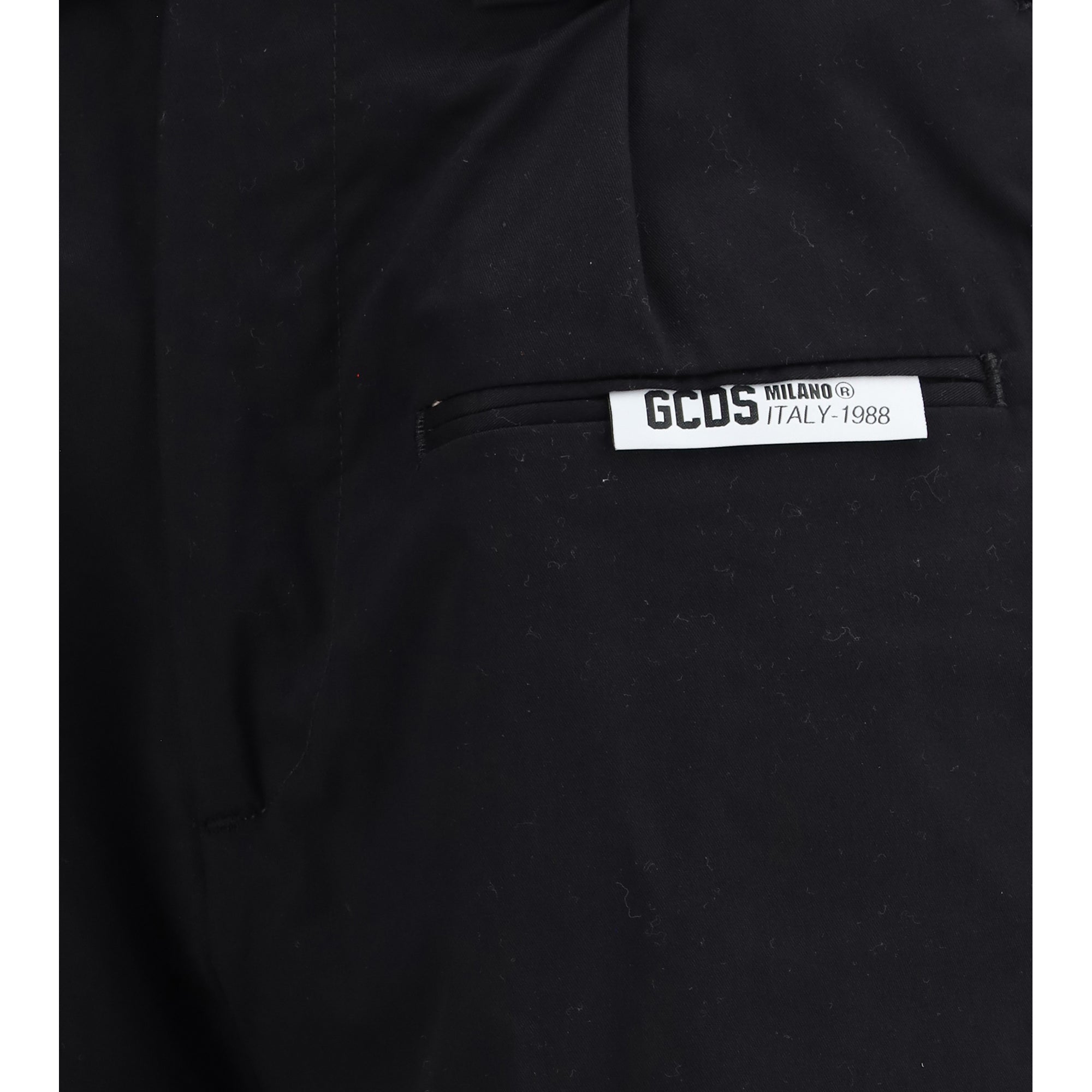 Shorts with black logo piping